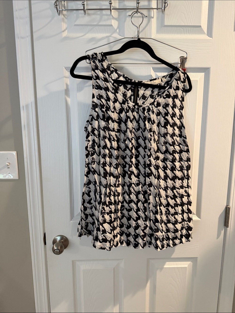 Sejour Black & White Houndstooth Sleeveless Camisole